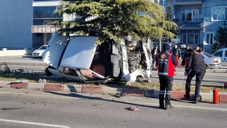 Tavşanlıda TIR ile otomobil çarpıştı; 3 yaralı