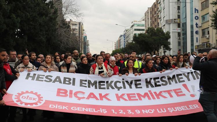 İzmir Büyükşehir Belediyesinde maaşları kesintiye uğrayan işçilerden eylem