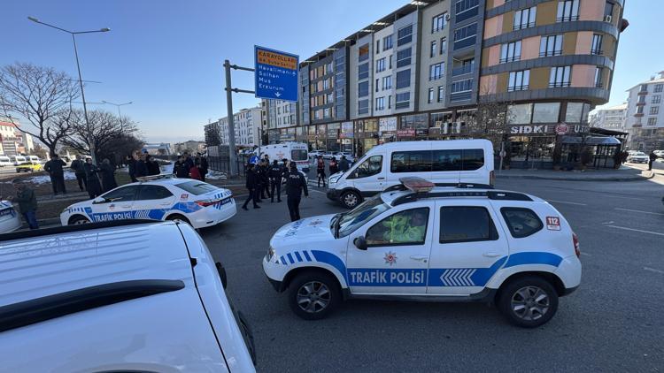 Bingölde minibüsle çarpışan ekip otosundaki bir polis yaralandı