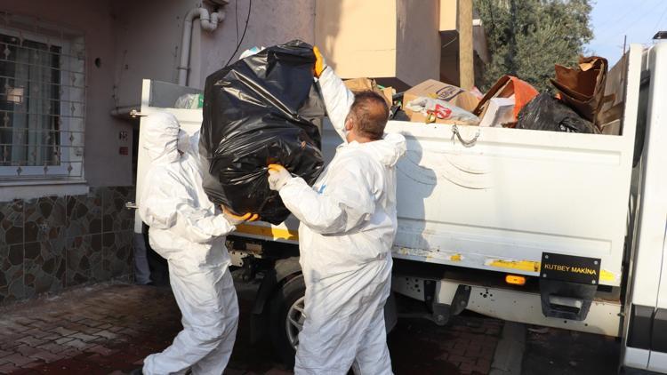 Mersin’de bir evden 10 kamyon çöp çıktı