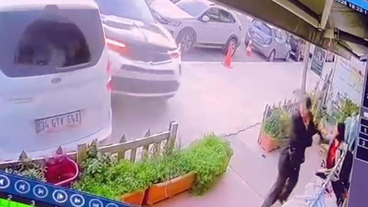 İş yerine giren otomobilin çarpmasından son kurtuldular; o anlar kamerada