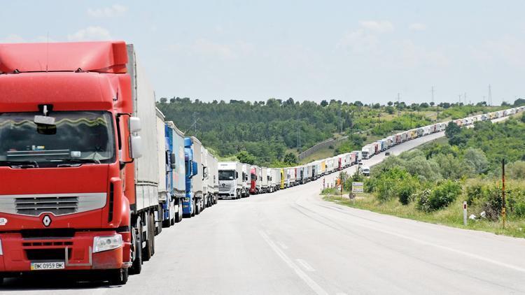 TIR kuyruğuna Köstence formülü... İhracatçılar sınır kapılarındaki yoğunluğu deniz rotasıyla aşmayı planlıyor