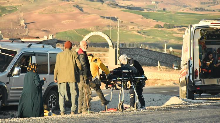 Adıyamanda bariyerlere çarpan hafif ticari araçtaki 2 kişi yaralandı