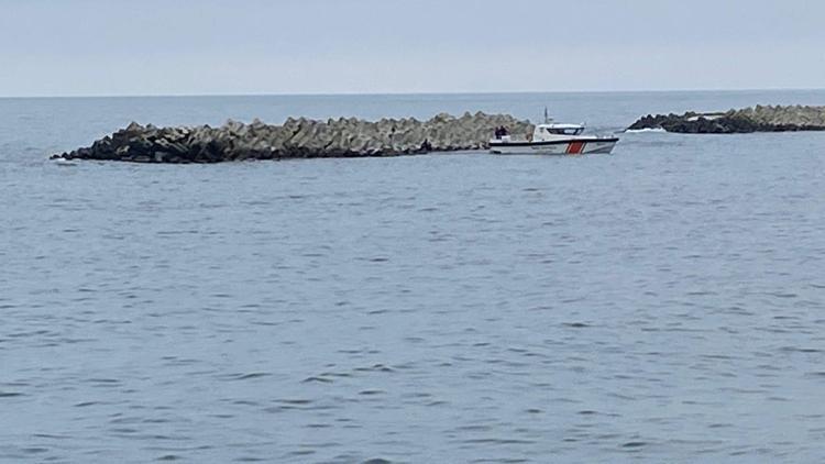 Dalgakıranın üzerine düşen paraşütçü yaralandı; o anlar kamerada