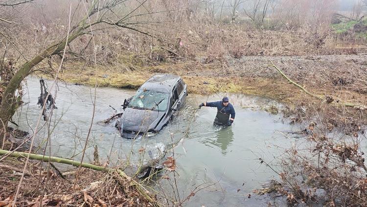 Çanakkalede otomobil çaya uçtu: 1 yaralı, 1 kayıp