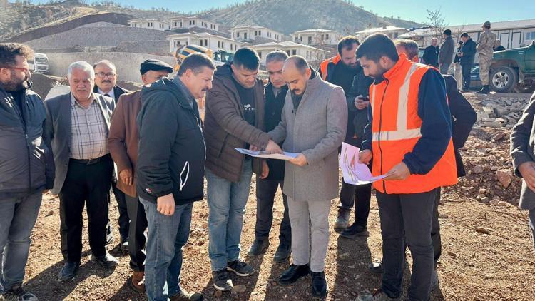 Çelikhan Kaymakamı Altınöz, deprem konutlarını inceledi