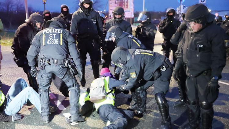 Milletvekiline polis şiddetine tepki