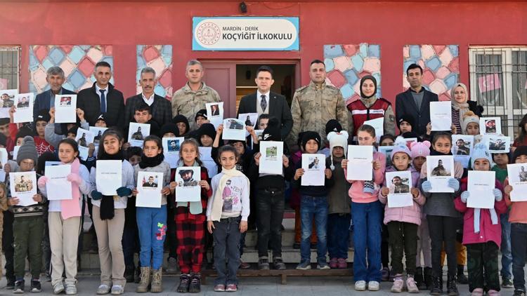 Şehit Jandarma Astsubay Çavuş Ömer Faruk Darbaş’ın ailesinden, öğrencilere atkı ve bere hediyesi