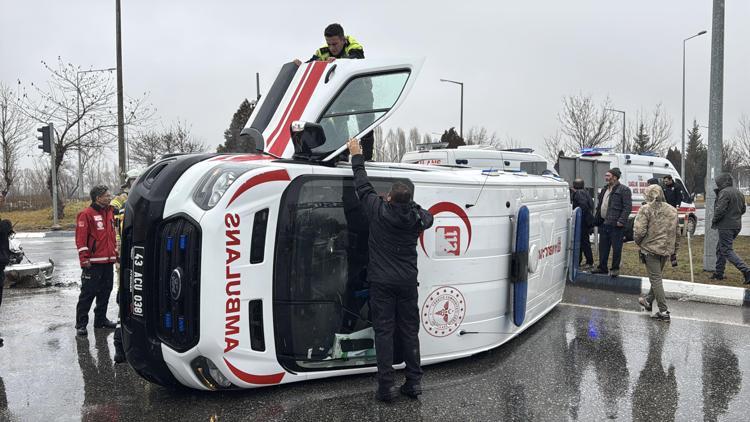 Kütahyada otomobil ile ambulansın çarpıştığı kazada 4 kişi yaralandı