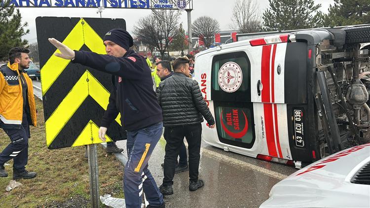 Otomobille çarpışan ambulans devrildi; 1 yaralı