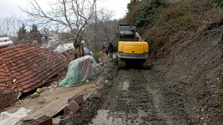 Efelerin ekiplerinden kapanan yola anında müdahale