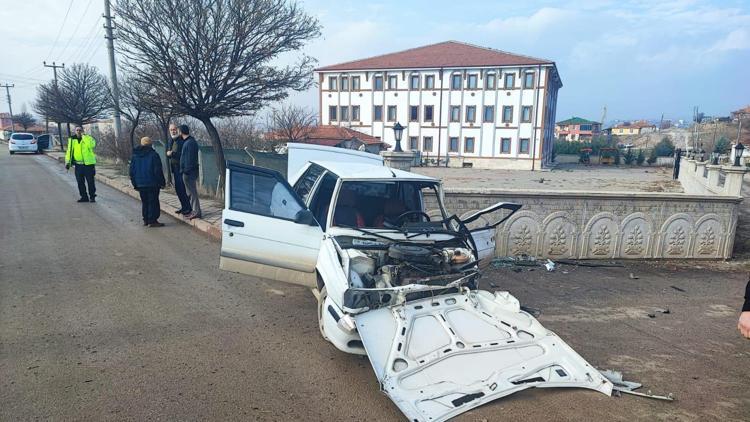 Bahçe duvarına çarpan otomobilin sürücüsü öldü; kaza anı kamerada