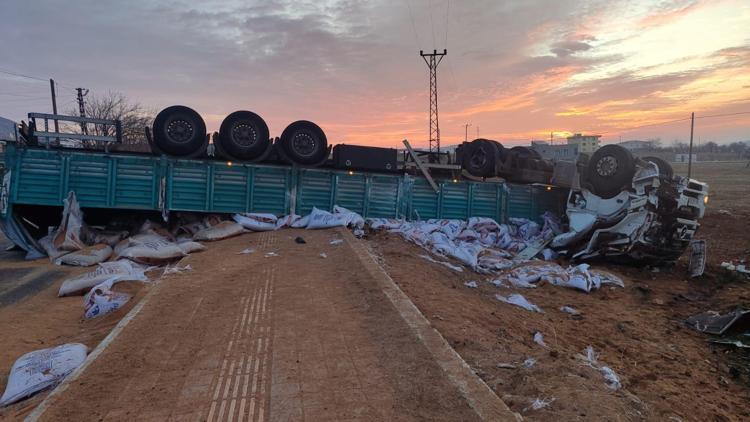 Diyarbakır’da devrilen yem yüklü TIR’ın şoförü yaralandı