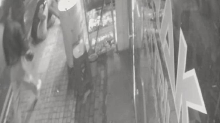Telefon tamircisi ile müşterilerinin kavgası güvenlik kamerasında