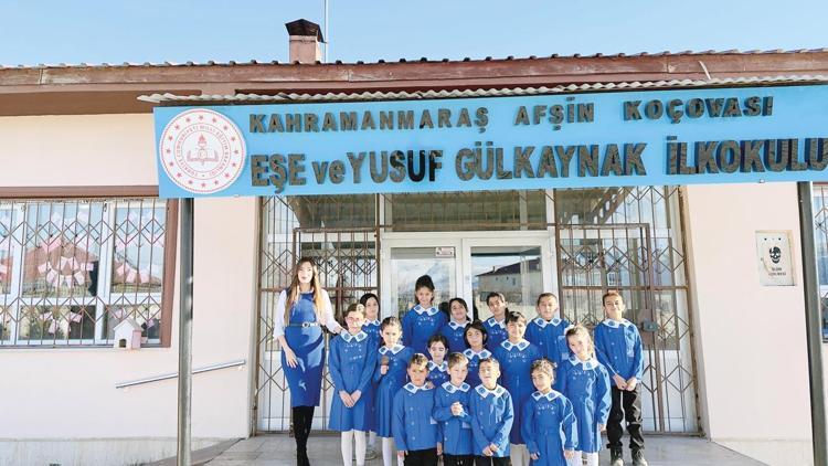 Okulda nostalji yaşatıyor... Her öğrenciye mavi önlük aldı