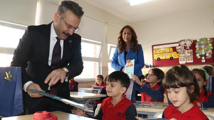 Vali Aksoy, öğrencilere karnelerini dağıttı