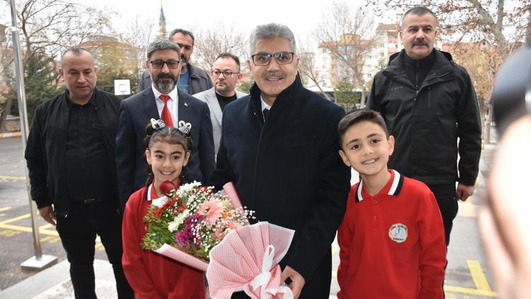 Vali Cahit Çelik, öğrencilerin karne sevincine ortak oldu