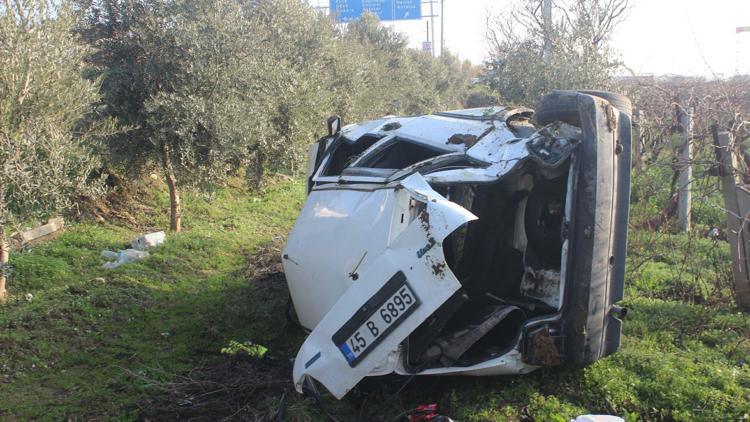 Salihlide takla atan otomobil tarlaya uçtu