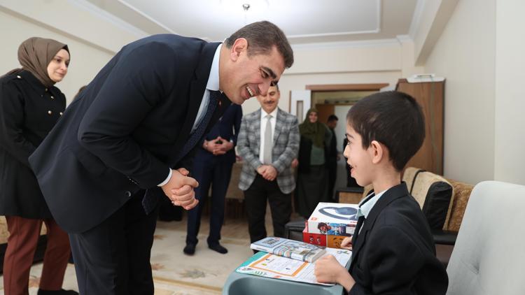 Kas hastası Ahmet Arif’e karnesini Vali Selçuk Aslan evinde verdi