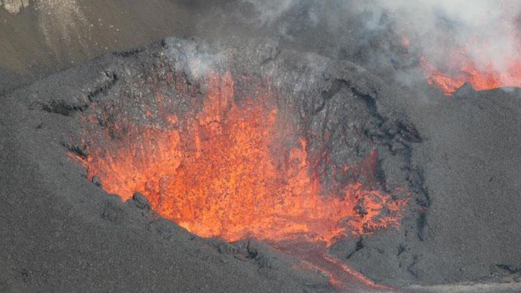 Hawaiideki Kilauea Yanardağı lav püskürttü