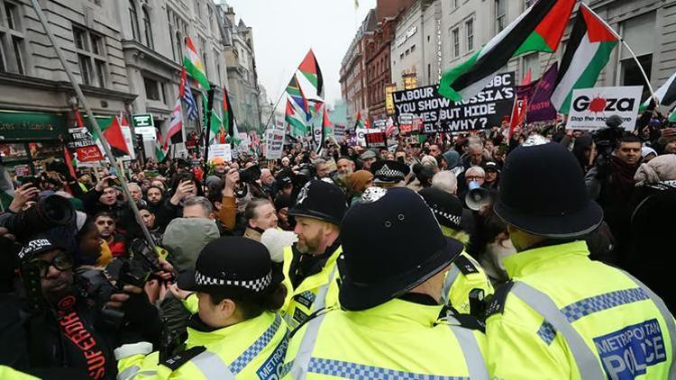 Londra’daki Filistin’e destek yürüyüşünde 77 gözaltı