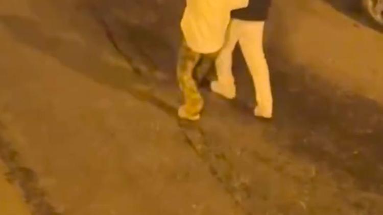 Beyoğlunda sokak ortasında nişanlısı olduğu iddia edilen kadını darbetti