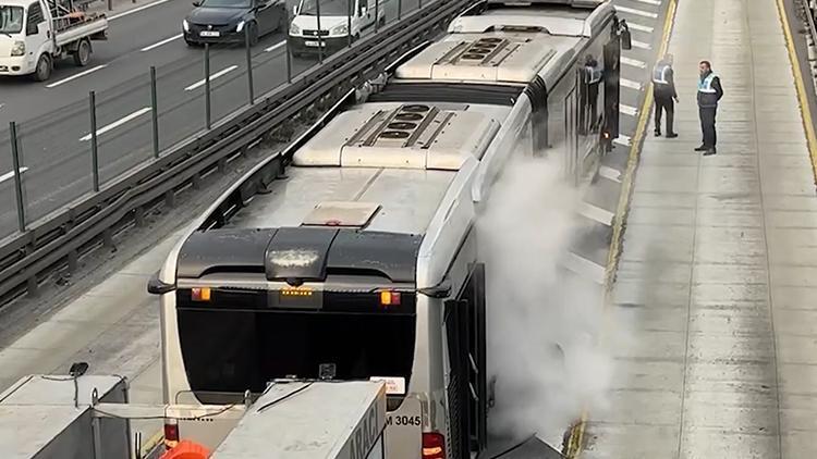 Bahçelievlerde dumanların yükseldiği metrobüs tahliye edildi