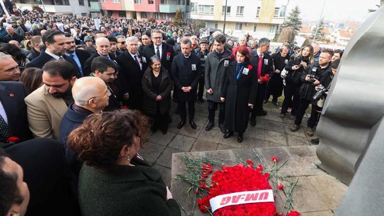 Uğur Mumcu, ölümünün 32. yılında suikasta uğradığı evinin önünde anıldı