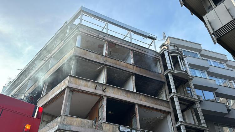 İstanbul-Beyoğlunda 6 katlı metruk binada yangın
