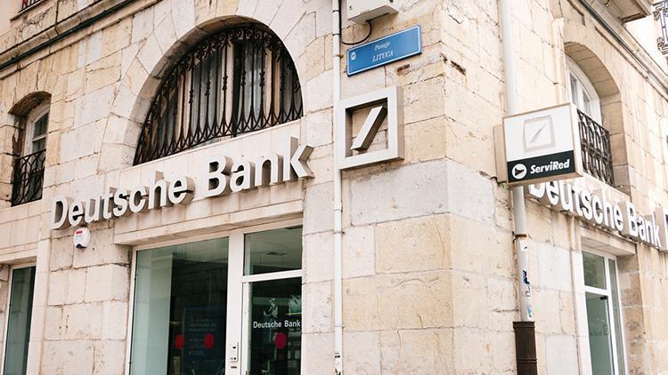 Deutshe Bank kârı sert düştü