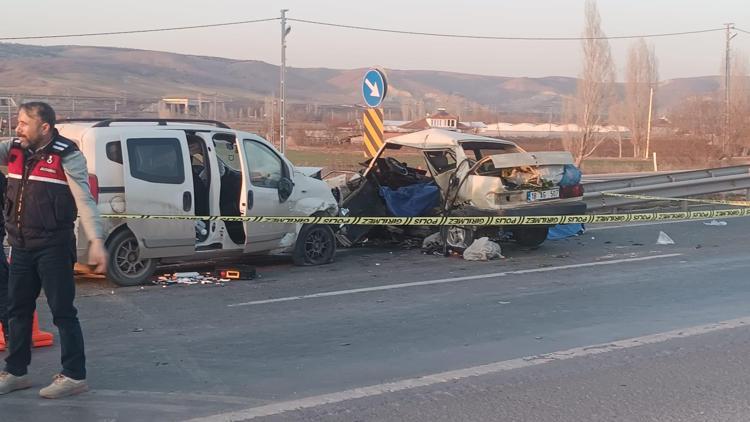 Kırıkkalede hafif ticari araç ile otomobil çarpıştı: 2 ölü, 2 yaralı