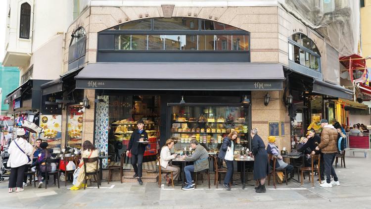 Cadde’nin galericisi Hafız Mustafa’yı dünyaya açtı... 160 yıllık baklavacı en iyi 100 tatlıcı listesinin zirvesinde