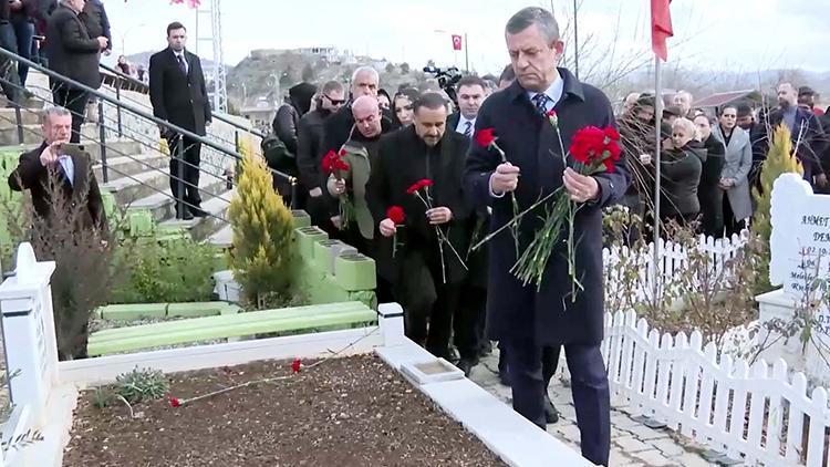 Özgür Özelden Deprem Şehitliği ziyareti