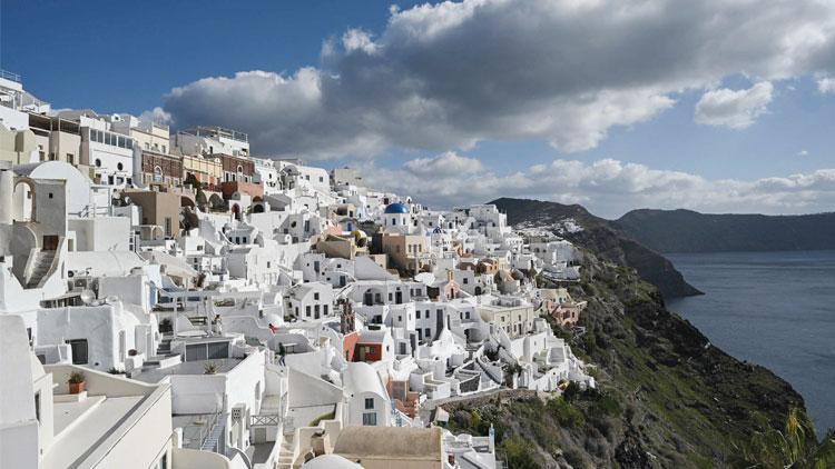 Santorini halkı endişeli... Ya aylarca devam ederse
