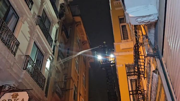 Beyoğlunda Otelin Dış Cephesinde Çıkan Yangın Söndürüldü