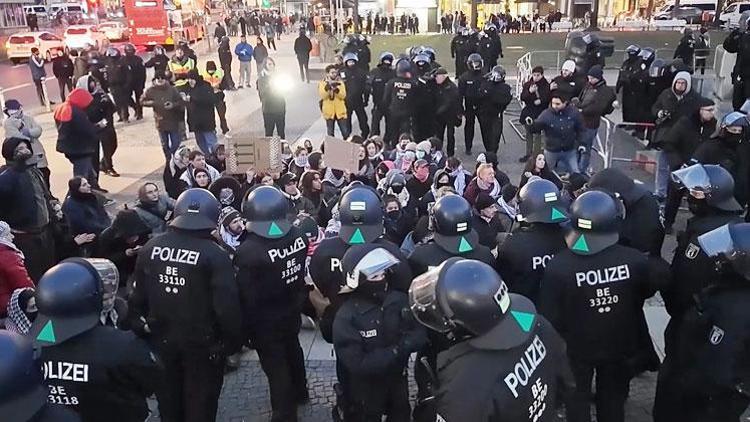 Filistin’e destek gösterisine polis engeli