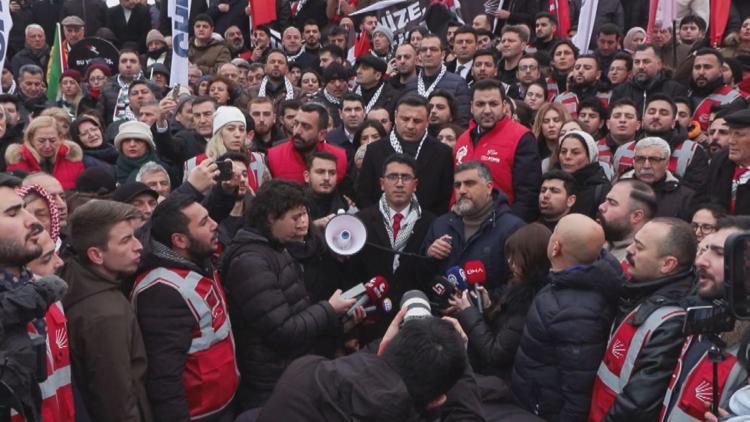 Cumhuriyet Halk Partisi üyeleri Galata Köprüsünde Filistin için toplandı