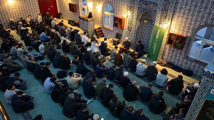 Hollanda’da gençler sabah namazında deprem mağdurları için dua etti