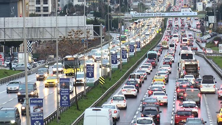İstanbulda haftanın ilk iş gününde trafik yoğunluğu