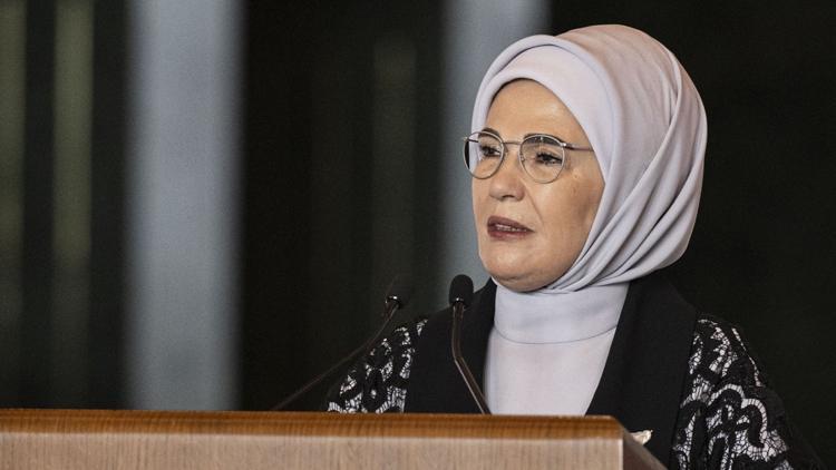 Emine Erdoğan: Bayrağı daha da yukarıya taşıyacak olanlar kadınlarımızdır