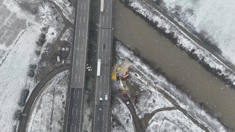 Çarpışan TIR ile Karayolları aracı köprüden uçtu: 2 ölü