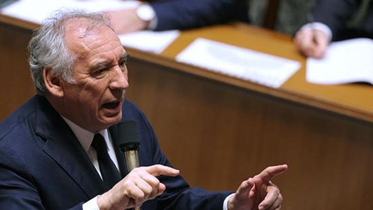 Fransa’da hükümete karşı verilen gensoru önergesi reddedildi