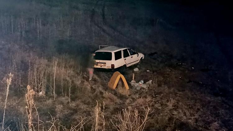 Kütahyada şarampole savrulan otomobildeki 3 kişi yaralandı