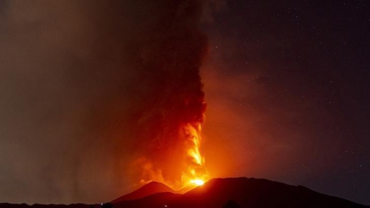 Etna Yanardağındaki lav akışı sürüyor