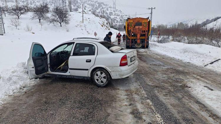 Malatyada otomobil tuzlama kamyonuna çarptı: 1 ölü, 1 yaralı
