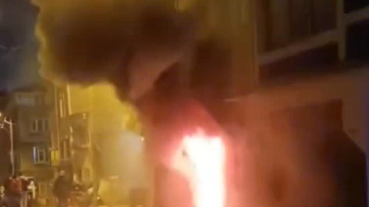 İstanbul- Beyoğlunda 3 katlı binanın girişindeki depoda yangın; panik anları kamerada