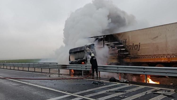 Mardinde TIR bariyerlere çarptı: Sürücü yaralandı