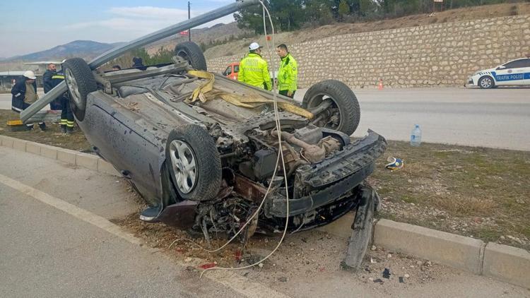 Aydınlatma direğine çarpıp takla atan otomobilin sürücüsü ağır yaralandı