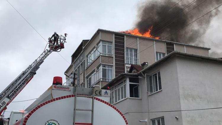 Tekirdağda Çatı Yangını Büymeden Söndürüldü