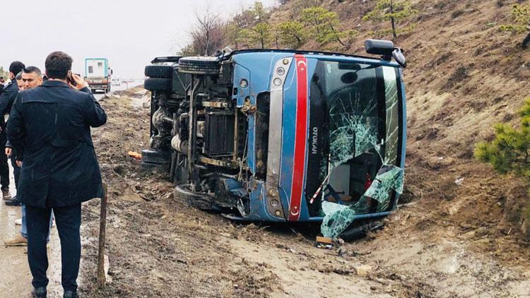 Cezaevi aracı un saçılan yolda devrildi